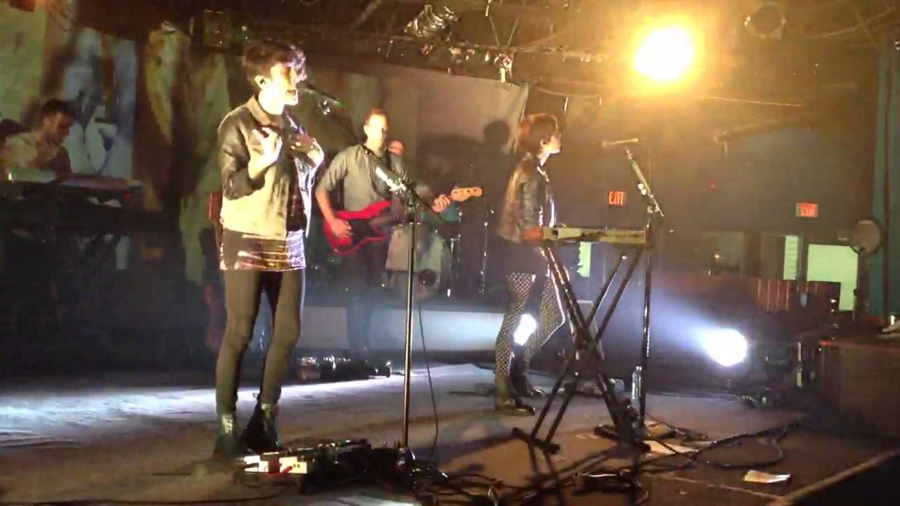 Tegan & Sara- I Couldn't Be Your Friend (Live)