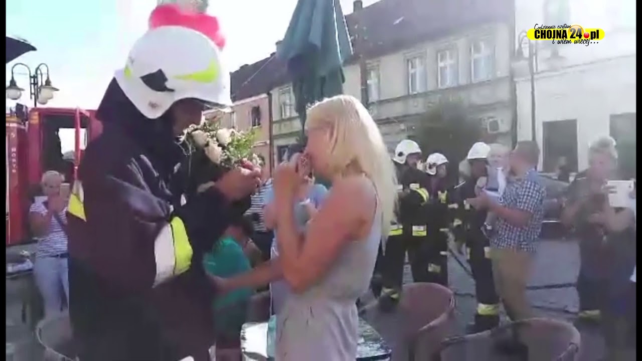 Strażackie oświadczyny w centrum miasta - oryginalne oświadczyny [chojna24.pl]