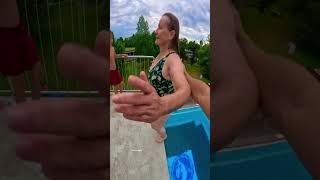 Essa Vovó Pulou Na Piscina Mais Alta Com Seu Neto