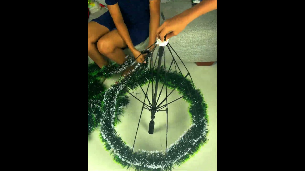 🎄 Creando Magia Navideña: Árbol de Navidad con Paraguas Reciclado 🎄
