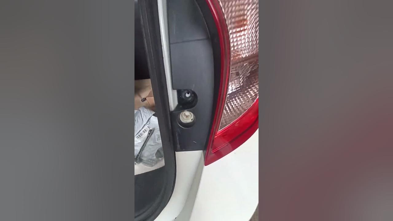 Ниссан ноут как снять задний стоп 2007 Nissan Versa Brake Light Bulb Replacement YouTube