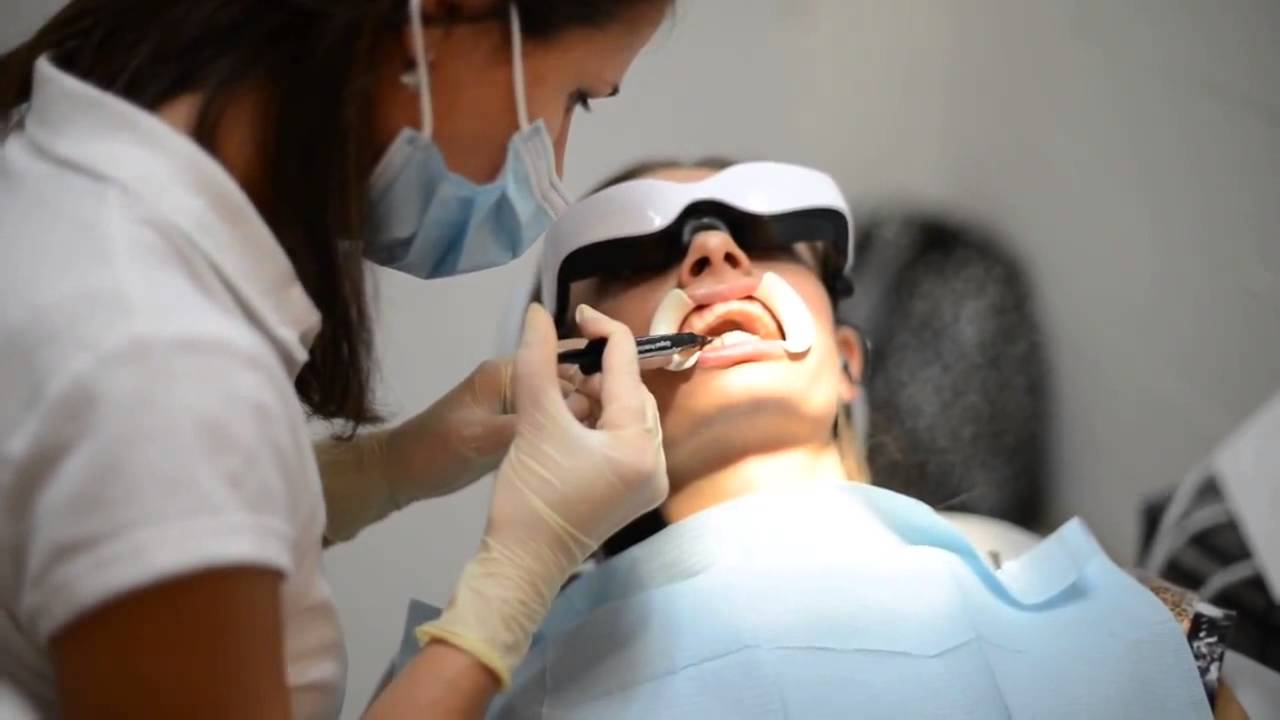 Блоггер Нати Ко тестирует отбеливание зубов холодным светом в InSmile Dental Lounge