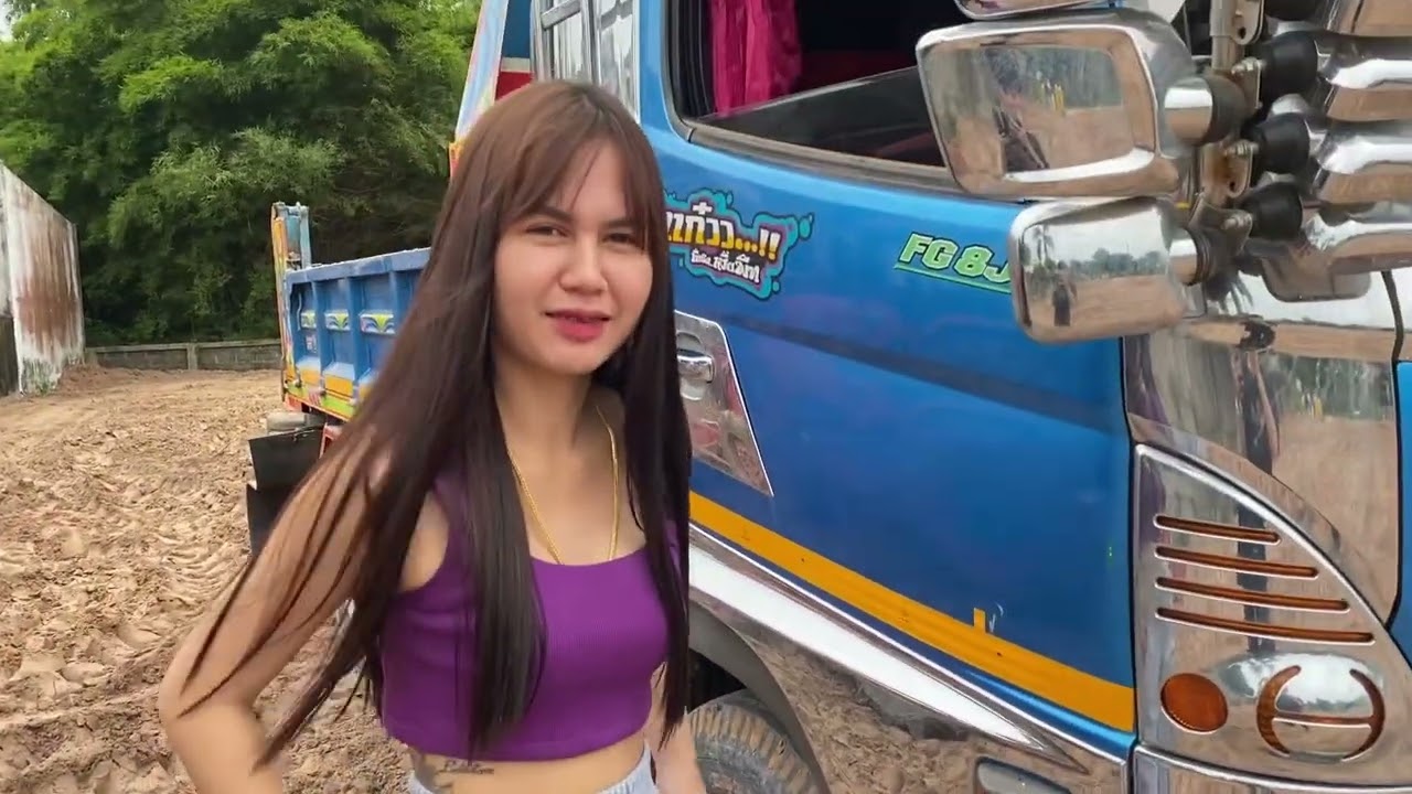 ทางพังหมดแล้ว สาวฝนขับรถไถปรับเรียบหน่อยKubota L50