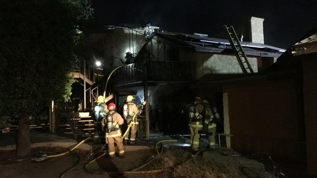 VIDEO: Phoenix firefighters battle large house fire - YouTube