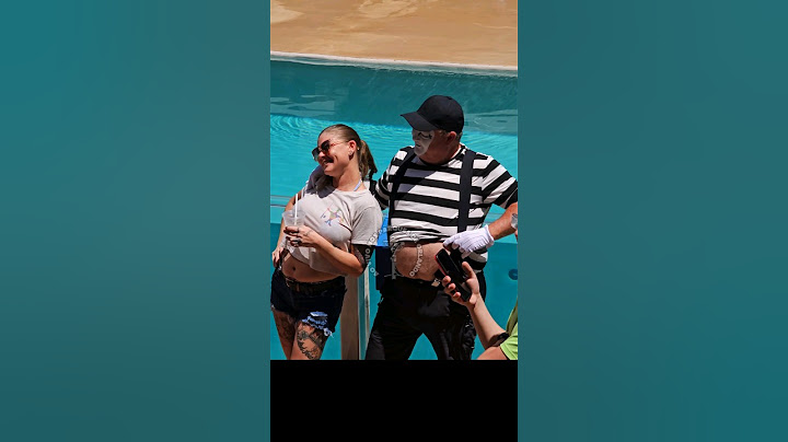 El mimo Tom imitando a esta mujer con la barriga al aire 😂🤣#tomthemime #seaworldmime #antics #pranks