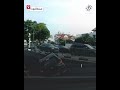 مشهد يحبس الأنفاس انهيار أرضي على طريق في سنغافورة يباغت سيارة ويبتلعها مشهد يحبس الأنفاس انهيار أرضي على طريق في سنغافورة يباغت سيارة ويبتلعها