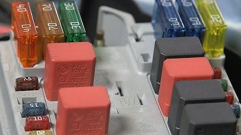 How to locate and change a fuse in your car | 60-second Mechanic