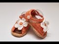 Sandalias para bebe a crochet con los dedos al aire y flor