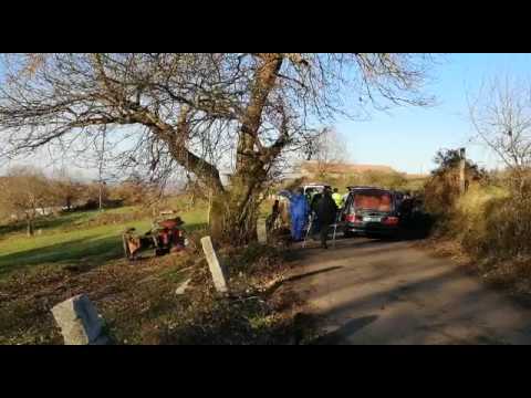 Mueren dos hermanos al volcar su tractor en Lalín