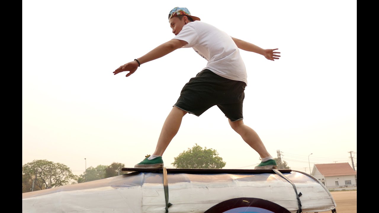 เด็กแนวทำอะไรกับตุ๊กตุ๊กเนี้ย! Tuk-Tuk Surfing! (4K/UHD)