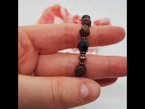 Шикарний браслет різьблена тібетська намистина та гранований коричневий обсидіан, видео 1