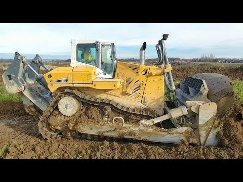 The World's Largest Hydrostatic Bulldozer in Action (Liebherr PR776)