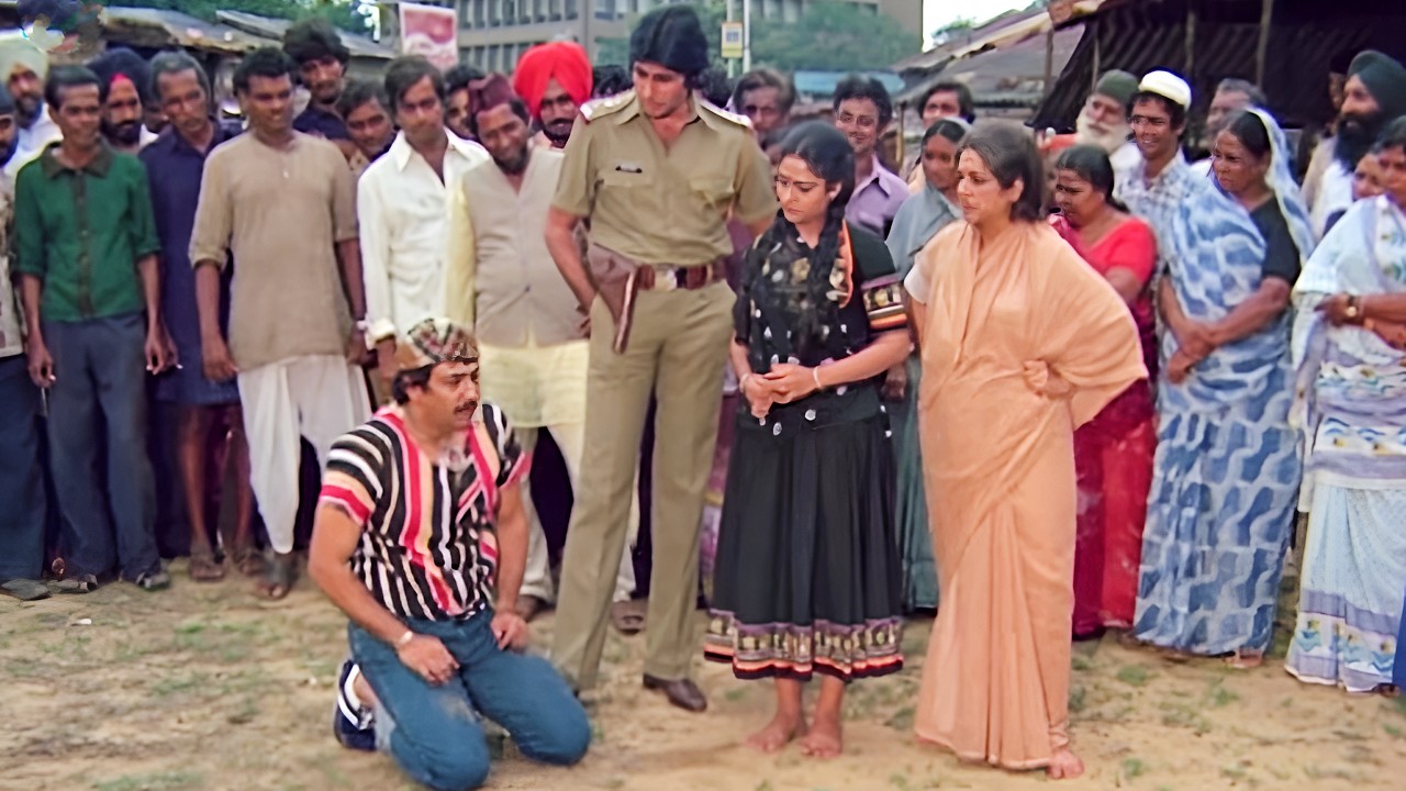 मुंबई में पानी पूरी और ब्लैक टिकट बेच कर अमिताभ बने पुलिस वाले - Amitabh Bachchan Inquilaab Movie