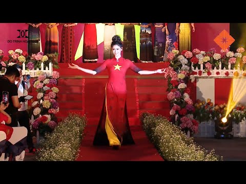 Video Trương Quỳnh Anh lộng lẫy với áo dài Quốc kỳ Việt Nam - youtube