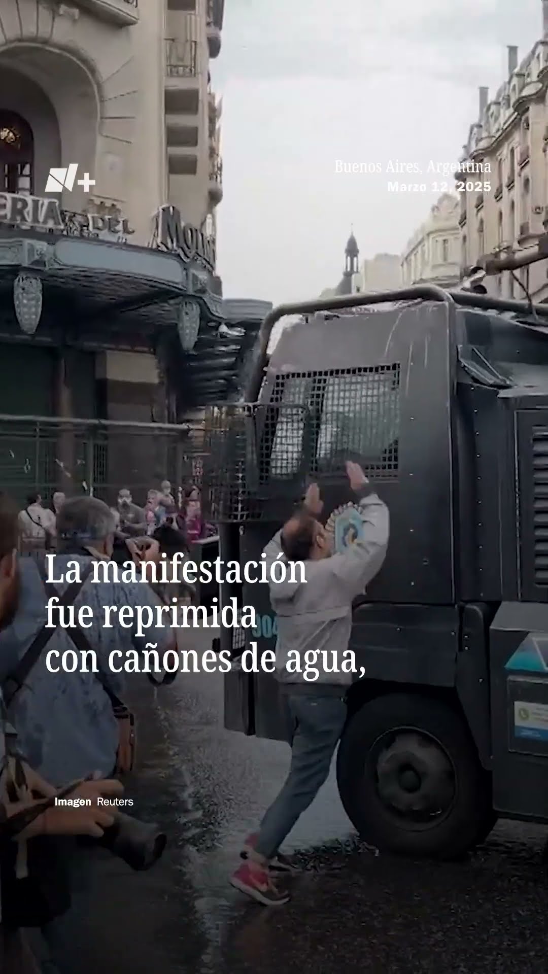 Policías usan gases lacrimógenos y cañones de agua retiran protesta de jubilados en Argentina