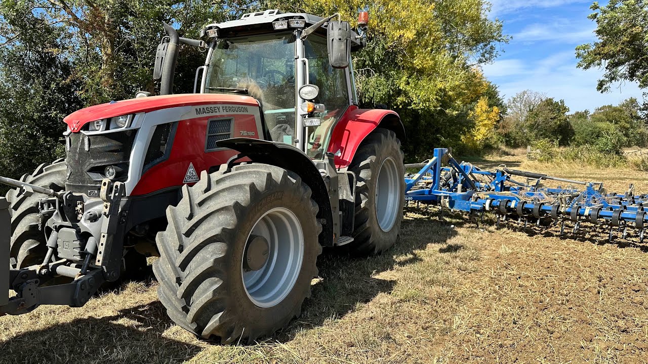 Вытаскивание колес разбрасывателя, подготовка к скашиванию травы