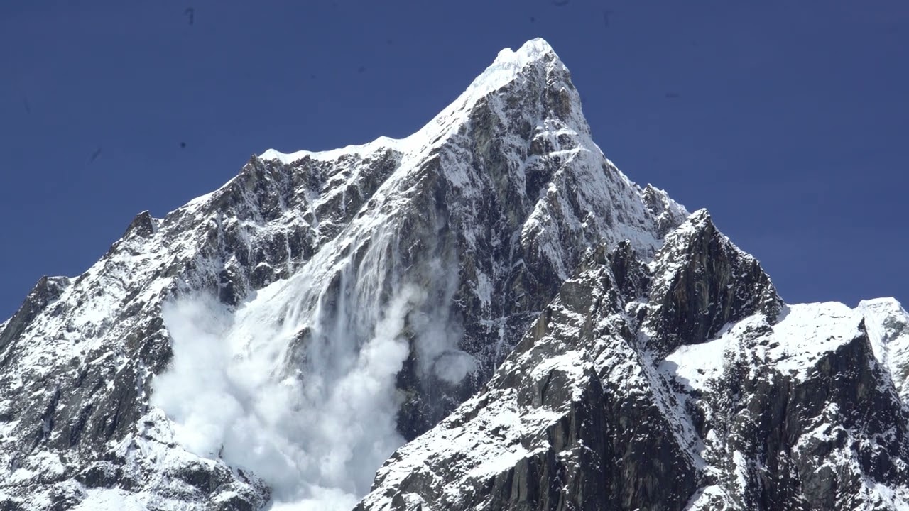 Avalanche in Taboche (Tāuje)