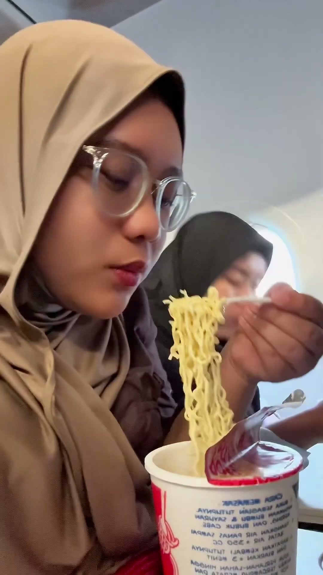 PERTAMA KALI MAKAN DI PESAWAT | POP MIE
