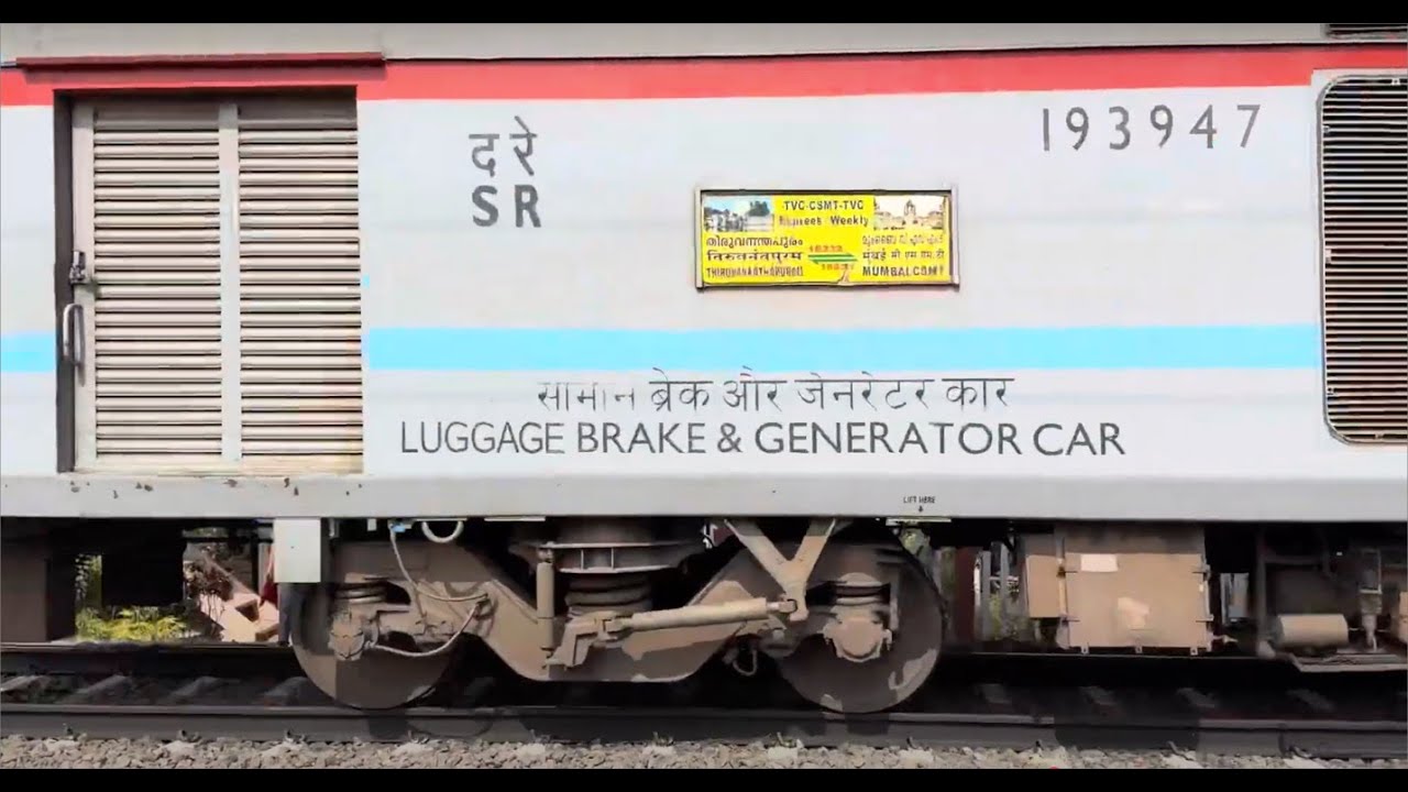 🚆 16332 Trivandrum-Mumbai CSMT SF Express Speeds Through Mankara Kalikavu Crossing Palakkad