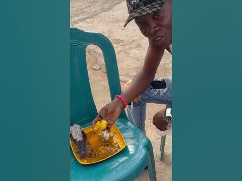 Eating fufu and ogbona at Ifakunle big compound - YouTube