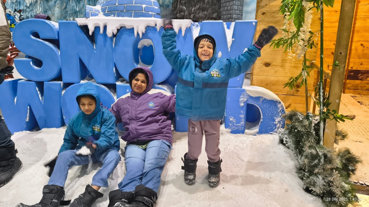 Enjoy with family in snow park 🗻🧑‍🎄🧑‍🎄