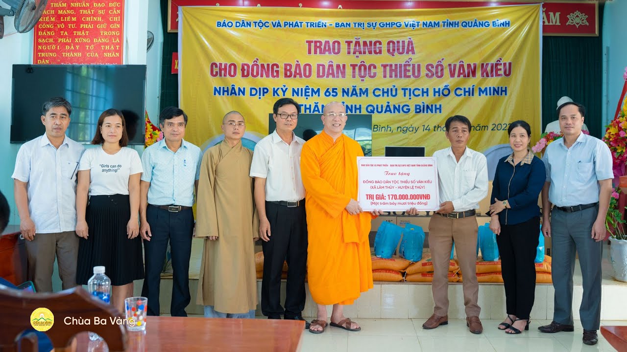 Phó Trưởng Ban Trị sự GHPGVN tỉnh Quảng Bình trao tặng... - youtube