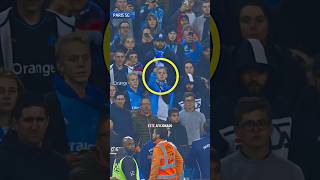Este aficionado del Marsella le hace un gesto insultante a Neymar justo cuando se acerca.#futbol