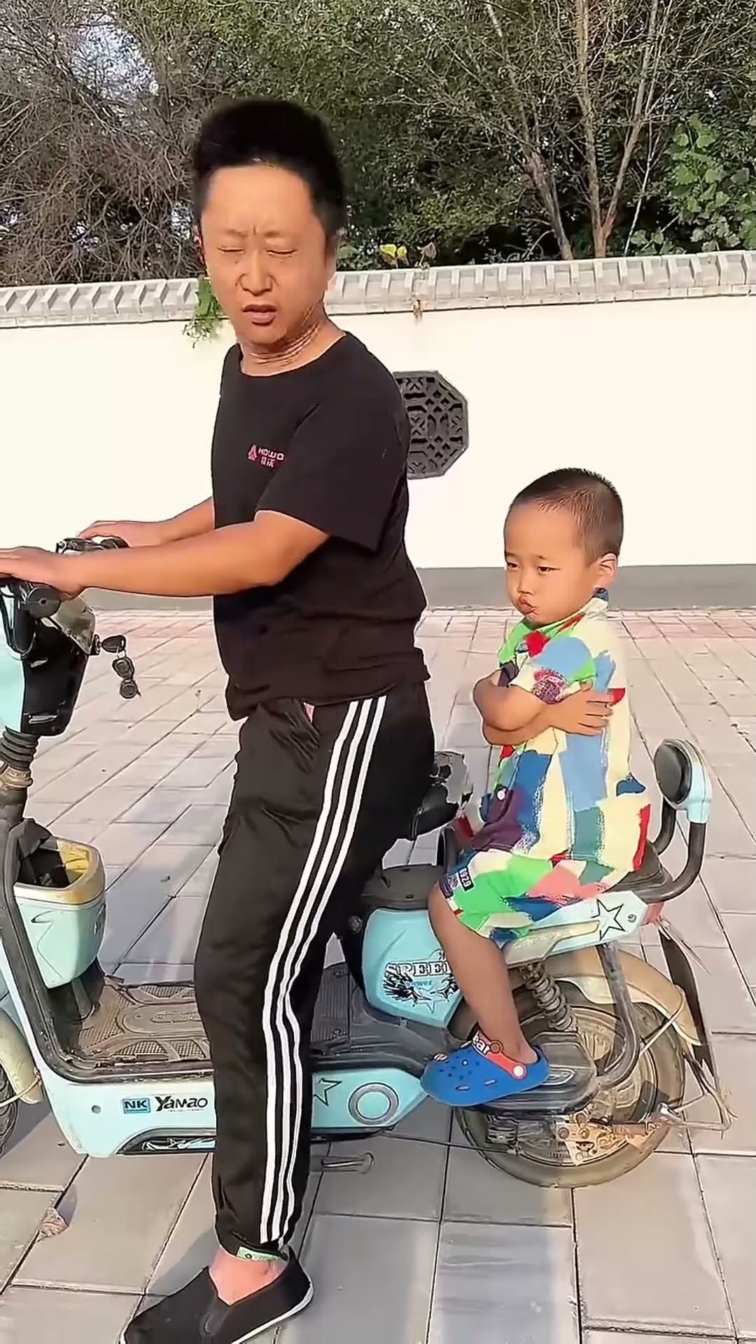 Xiong Haizi was angry and didn't want to hug Dad's waist!# Cute baby#Cute# goofy Xiaomi Bao# smart