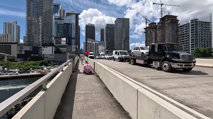 🇺🇸 Autonomous food delivery robots on the streets of Miami.