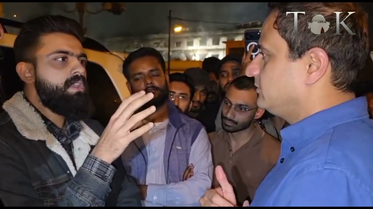 Mayor Karachi engages in dialogue with a citizen over Gul Plaza fire incident | Murtaza Wahab 