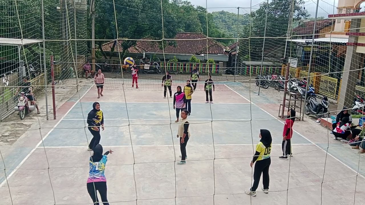 Posisi sulit‼️Posisi tengah lagi lagi bikin ulah #emakemakvoli #volleyball 