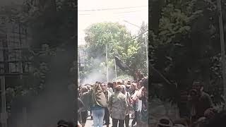 Aksi Mahasiswa Papua di depan pengadilan Makassar dengan iringi Papua merdeka