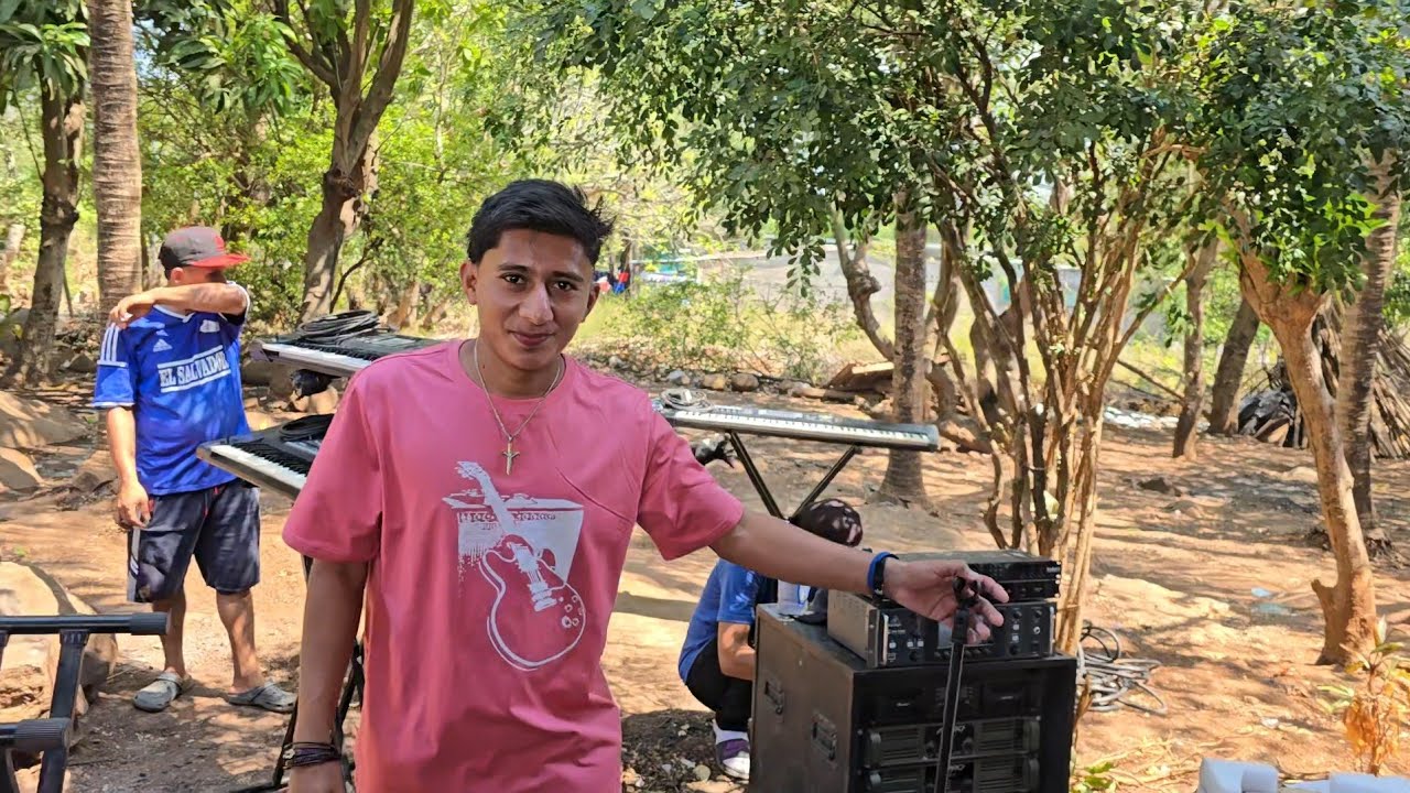 Los músicos trabajando en conectar