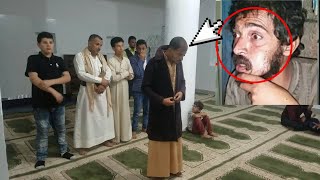 مجنون دخل المسجد وصلى بهم اصابهم بالذهول بصوته س