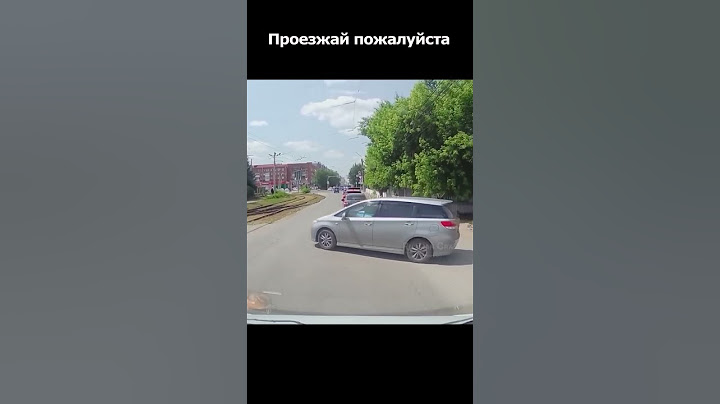 Не стал предупреждать водителя... #duraki #shorts