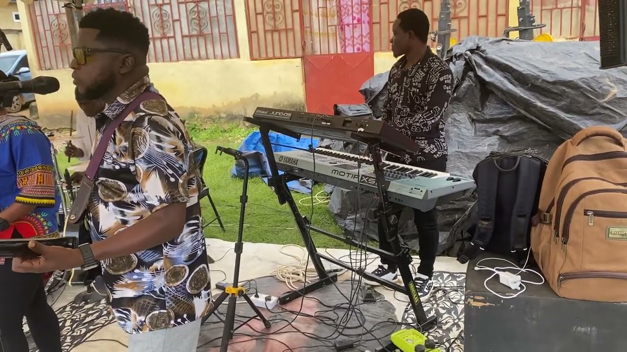 Elikeys awesome performance with Siblings Music (Old tunez) 