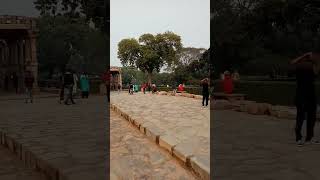 Ditulis pake kaligrafi Arab. Qutub Minar di India: menara batu bata tertinggi di dunia 72,5 meter