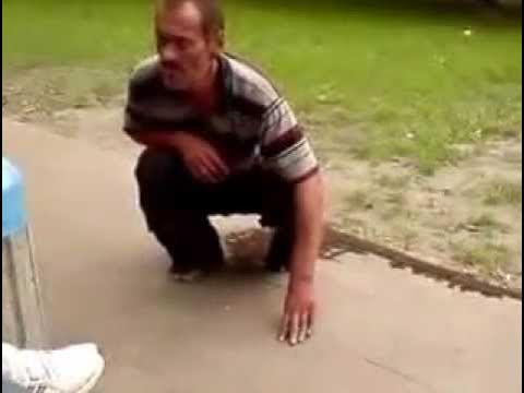 Человек на горшке. Скейтборд на улице. Девочка обкакалась на улице. Обосраный туалет в школе. Какашка в реальной жизни.