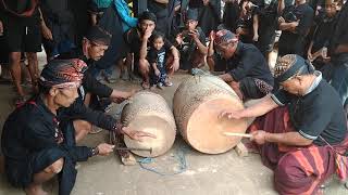 ma'gandang. (pelepasan jenasah setelah upacara adat) Adat mamasa