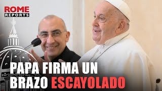 Francisco firma en el brazo escayolado de un chico tras salir del Vaticano