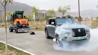 BYD Yangwang U8 vs Wheeled Excavator Tug of War, Who is Stronger