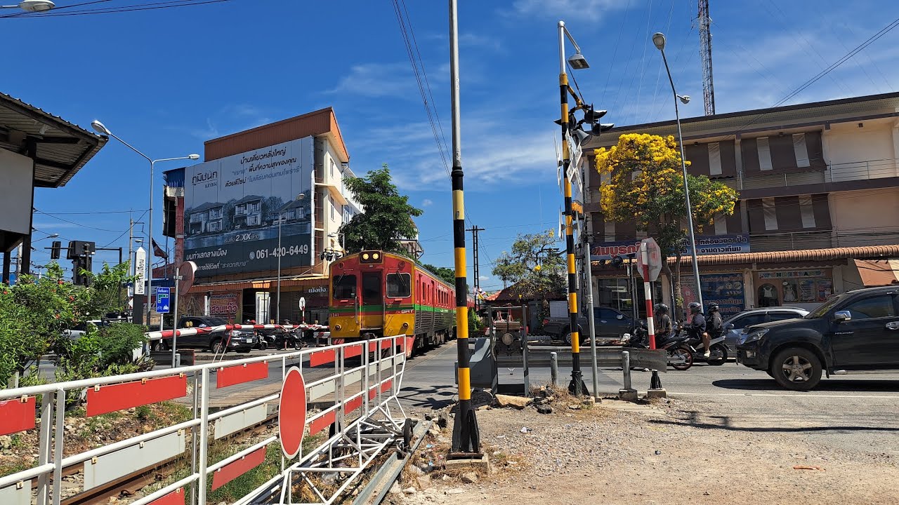 ขบวน 4383 บ้านแหลม-แม่กลอง วิ่งผ่านจุดตัดศาลากลางจ.สมุทรสงคราม