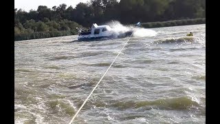 Zeiljacht en motorjacht in problemen op het IJsselmeer