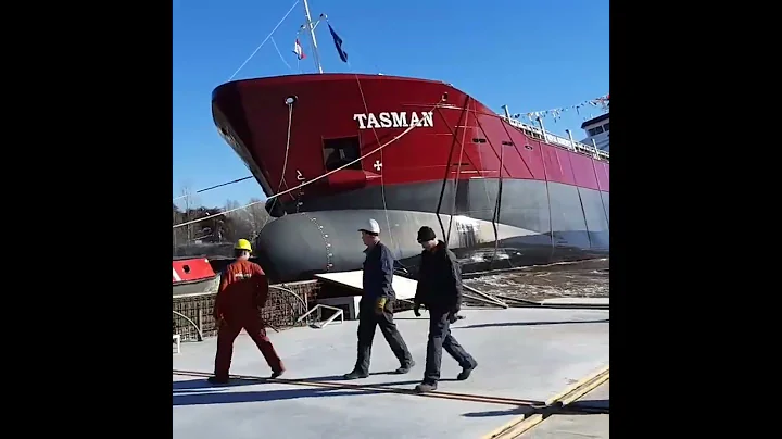 Ship launch almost kills a worker #shorts - DayDayNews