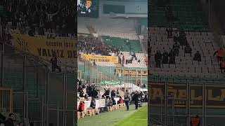 Deplasman Tribünü “Geldim Işte Dostum. Yalnız Değilsin.” Pankartı Açınca Bütün Stad Ayakta Alkışladı