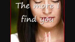 Vignette de la vidéo "Kari Jobe - The more I seek you (Lyrics)"