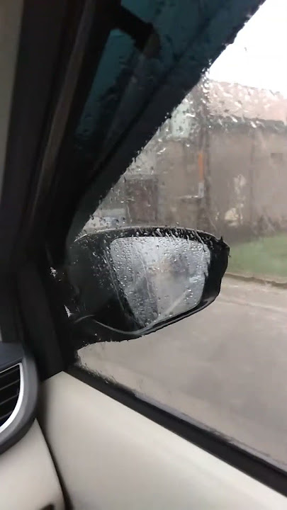 Story' wa nyetir mobil di saat hujan deras