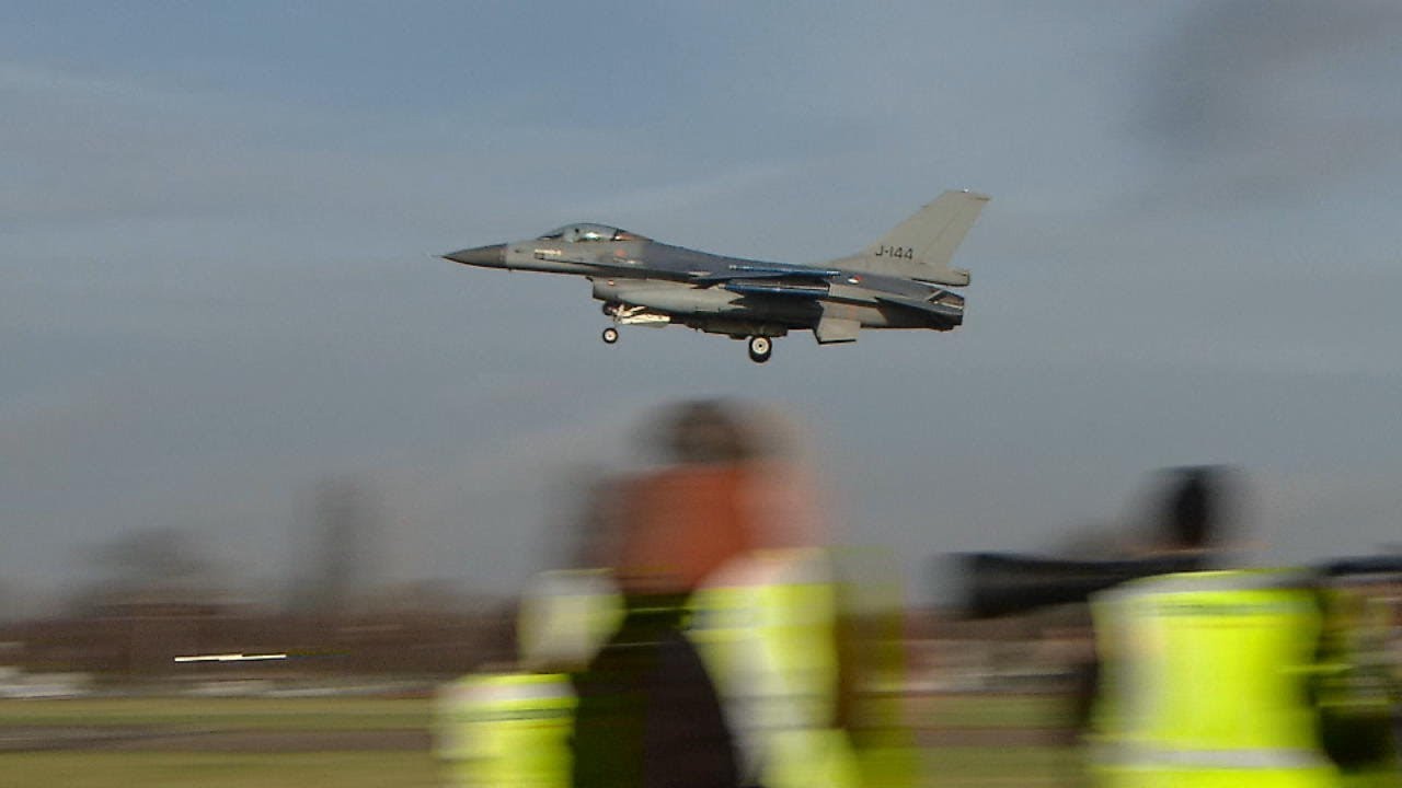 F-16's oefenen landing op Schiphol (2006)