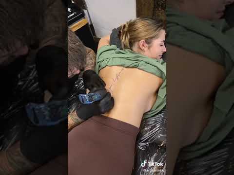 Video: Poți să faci o epidurală cu un tatuaj pe coloană?