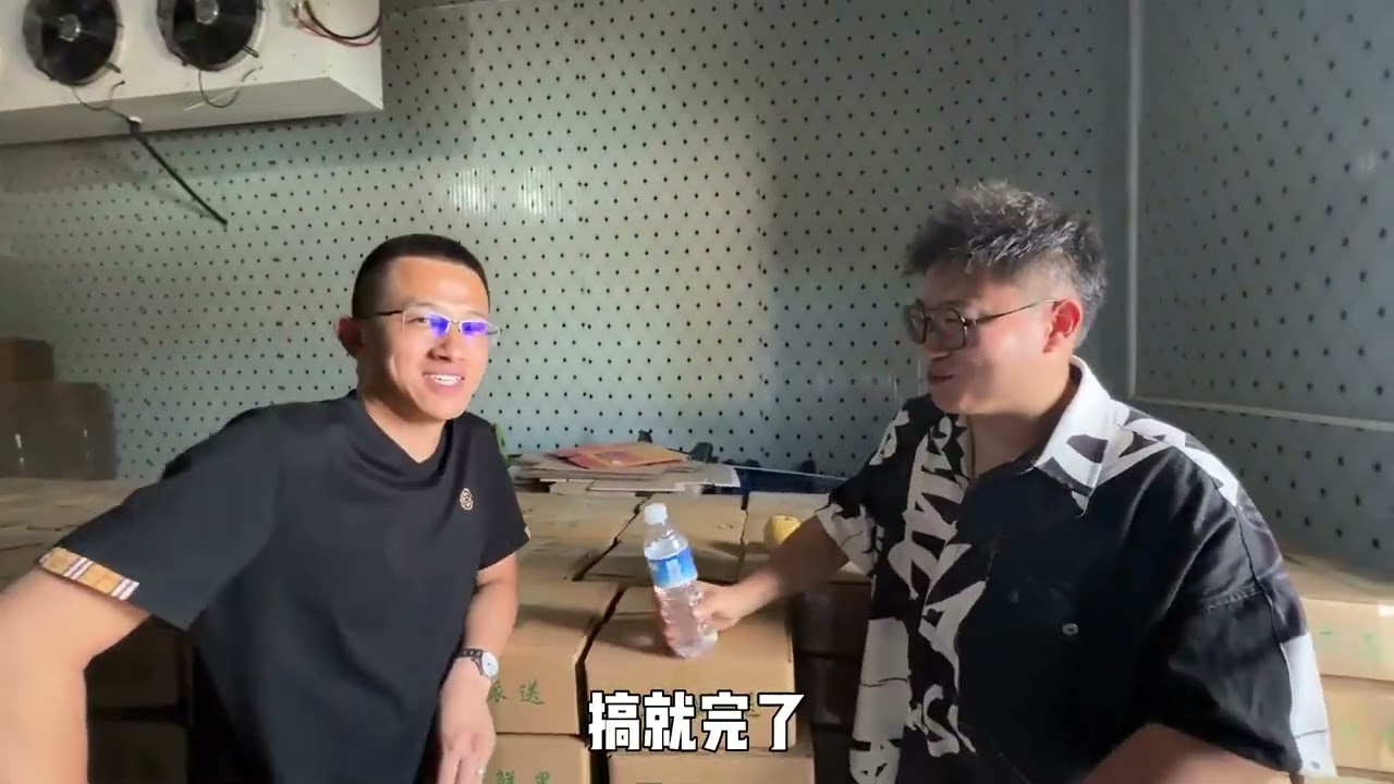 锅哥卖桃子忙不过来，洞哥得知后急忙带表弟过来帮忙，还说要给锅哥建冷库#都是洞都是坑 #助农扶农 #桃子熟了